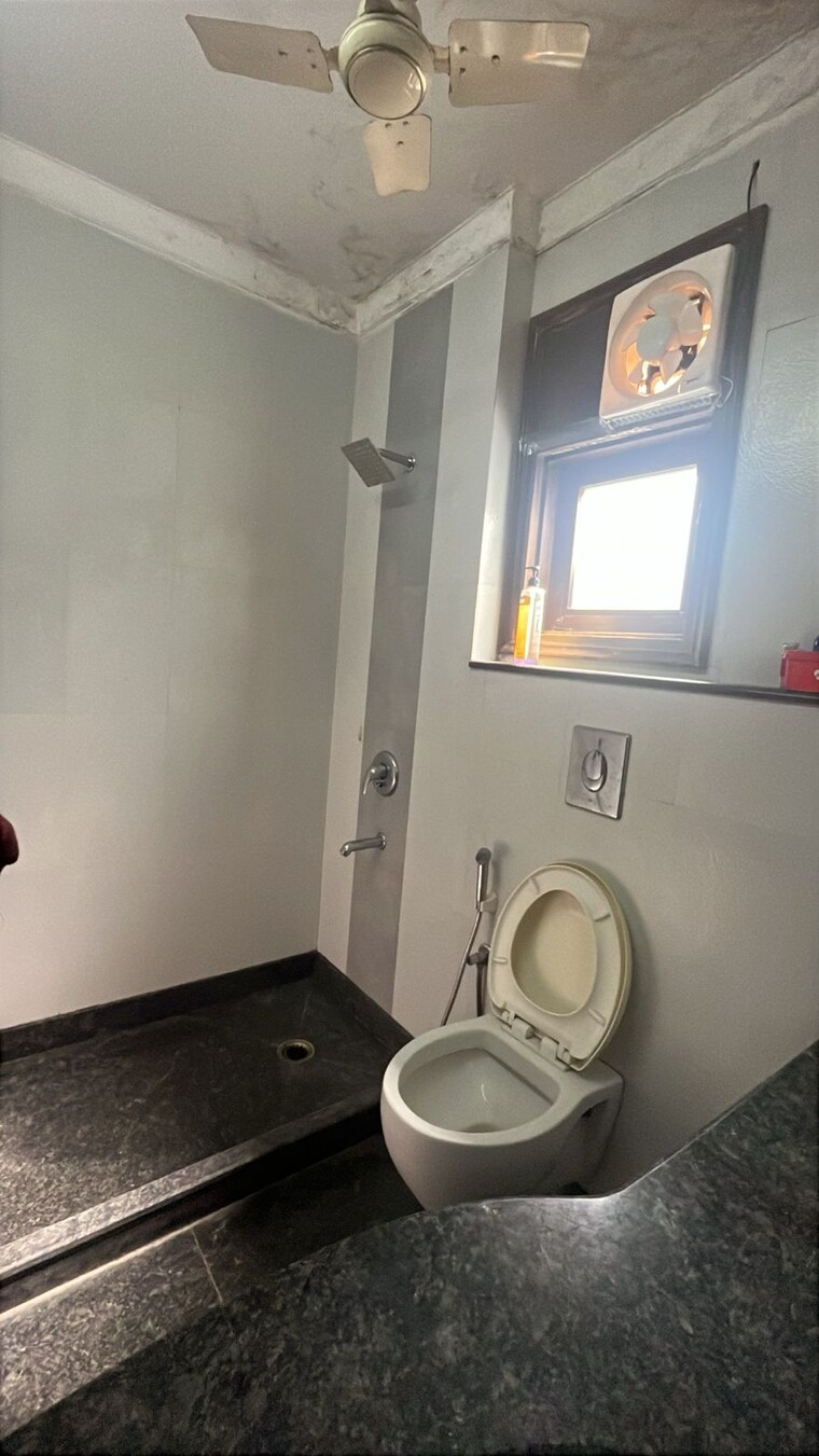 Bathroom, kailash colony 2 Bedroom 160 Sq.Yd. Builder Floor In Kailash Colony Delhi 9405798