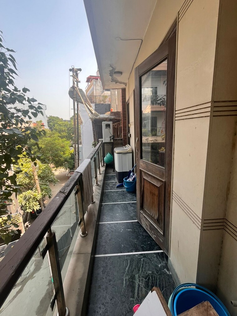 Balcony, kailash colony 2 Bedroom 160 Sq.Yd. Builder Floor In Kailash Colony Delhi 9405798