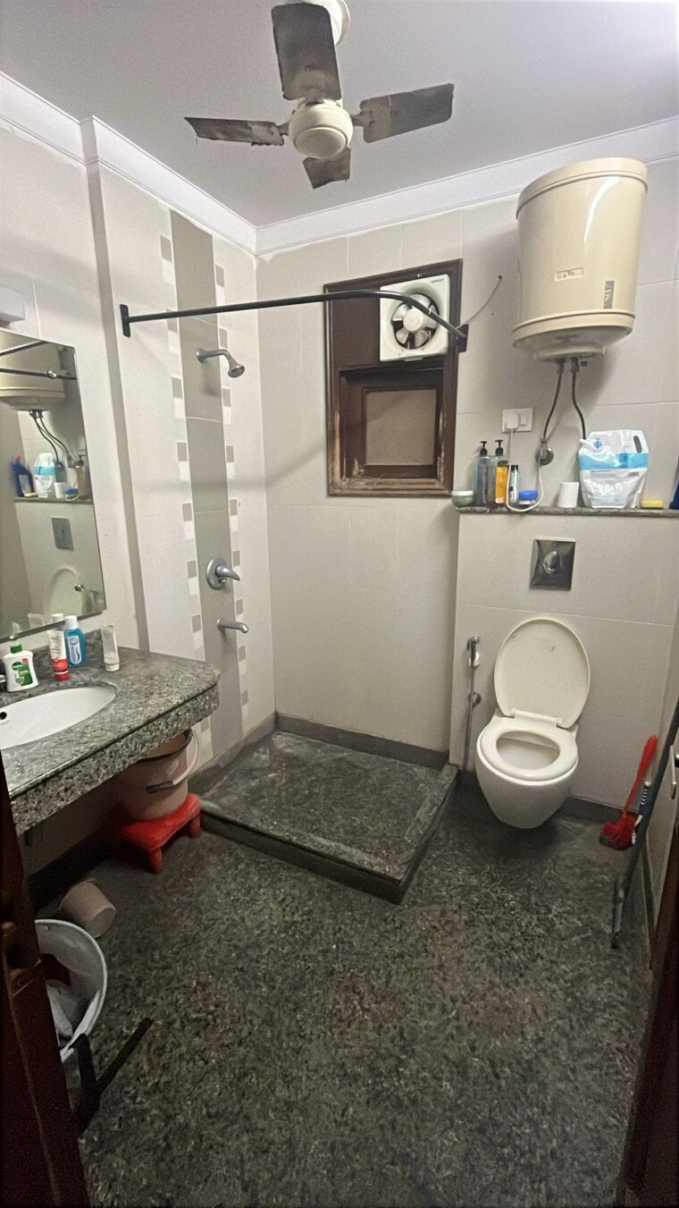 Bathroom, kailash colony 2 Bedroom 160 Sq.Yd. Builder Floor In Kailash Colony Delhi 9405798