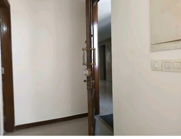 Furnished Amenities in 3 BHK Apartment at Unitech Uniworld Gardens, Sector 47 – for Sale