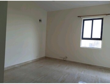 Room in 4 BHK Apartment at Unitech Uniworld Gardens, Sector 47 – for Sale