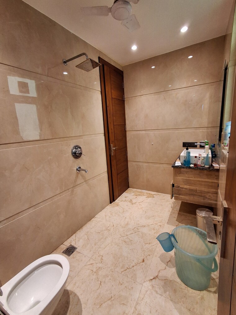 Bathroom, dlf-the-crest 4 Bedroom 4000 Sq.Ft. Apartment In Sector 54 Gurgaon 9405976