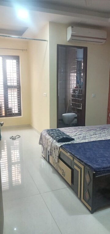 Bedroom in 3 BHK Builder Floor at Sector 38 – for Rent