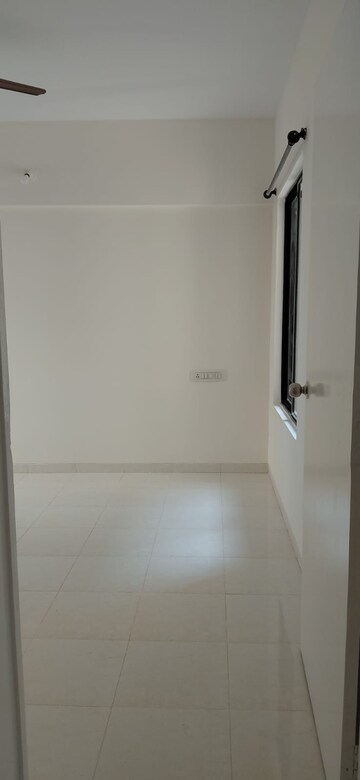 Room in 2 BHK Apartment at Nagpal Dev Exotica, Kharadi – for Rent