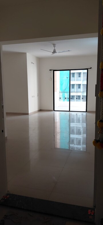 Room in 2 BHK Apartment at Nagpal Dev Exotica, Kharadi – for Rent