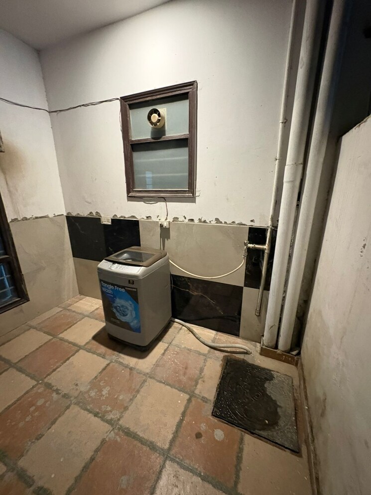 Bathroom, gupta-awas 2 Bedroom 162 Sq.Yd. Builder Floor In Sector 43 Gurgaon 9406168