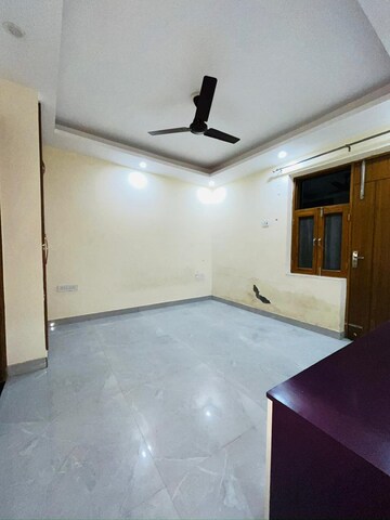 Room in 3 BHK Builder Floor at Sushant Lok 3, Sector 57 – for Rent
