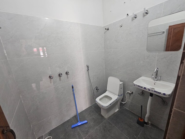 Bathroom, kewal vihar 2 Bedroom 1200 Sq.Ft. Builder Floor In Kewal Vihar Dehradun 9406371