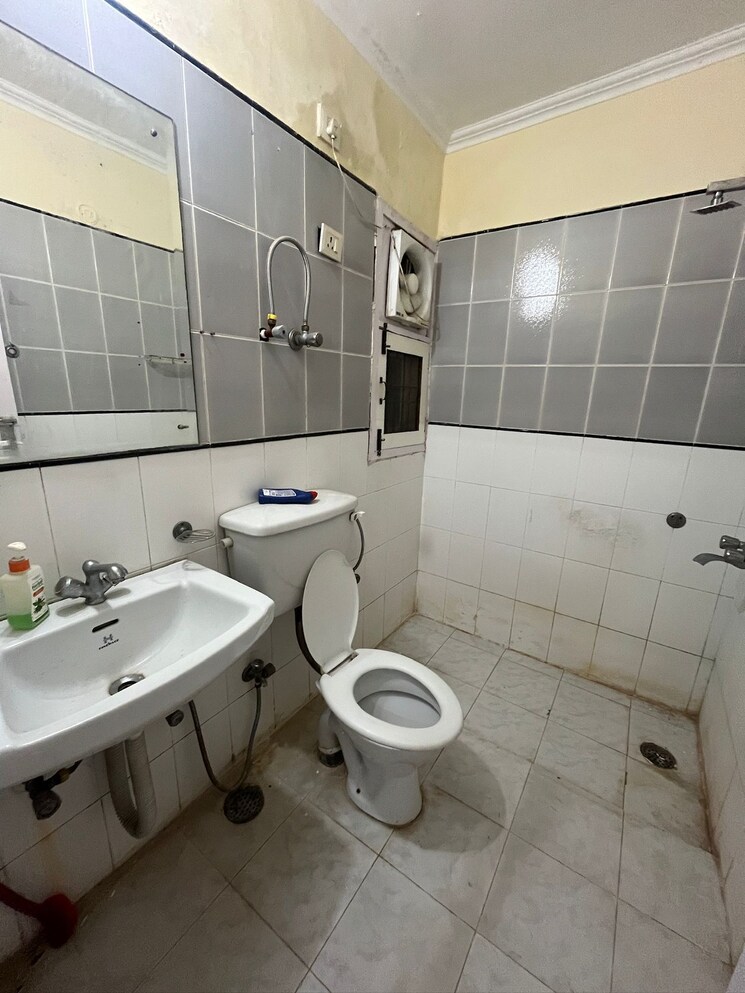 Bathroom, hong-kong-bazaar 2 Bedroom 180 Sq.Yd. Builder Floor In Sector 57 Gurgaon 9406404