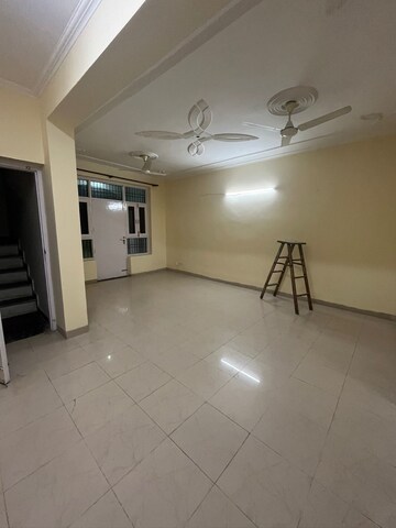 Room in 2 BHK Builder Floor at Hong Kong Bazaar, Sector 57 – for Rent