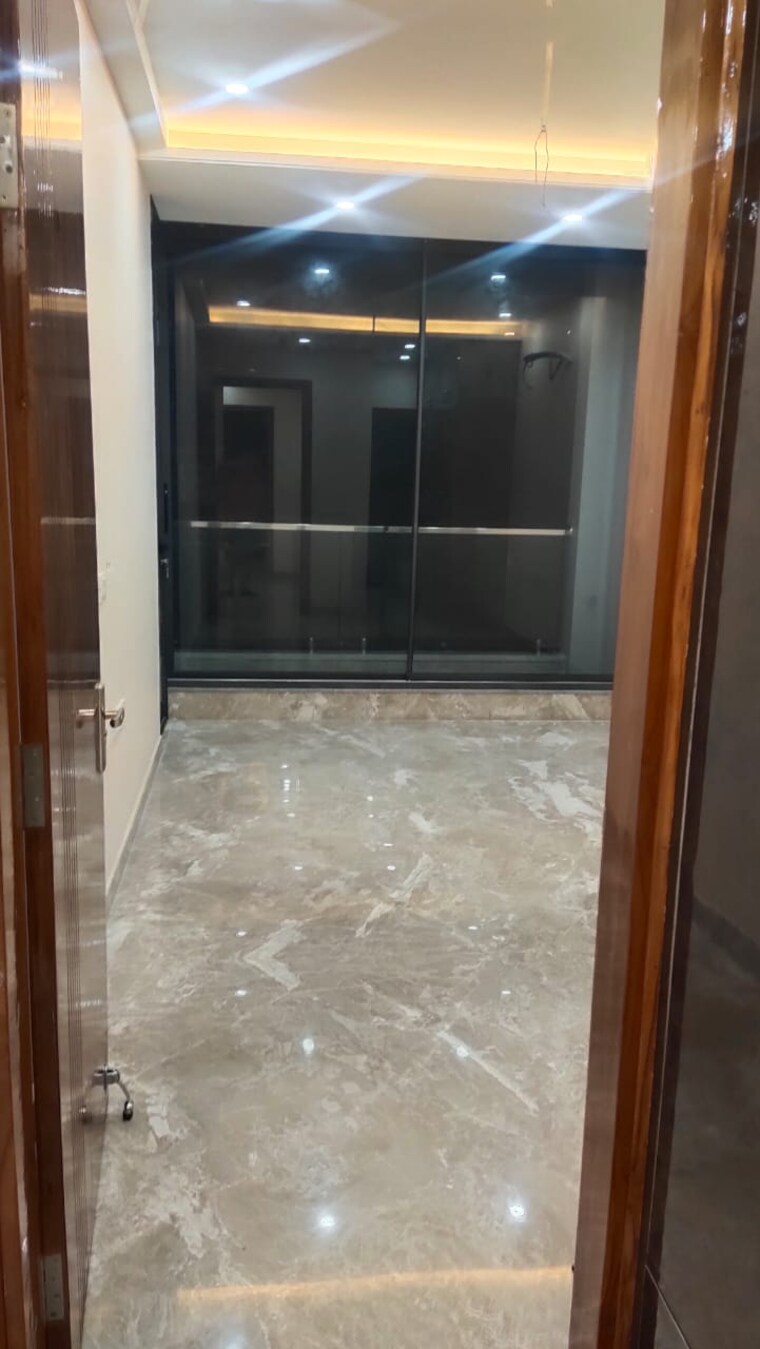 Room, sector 57 3 Bedroom 186 Sq.Yd. Independent House In Sector 57 Gurgaon 9406541