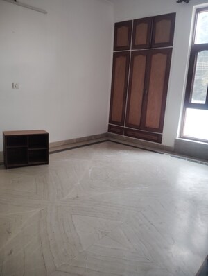 Room in 3 BHK Builder Floor at Sector 46 – for Rent