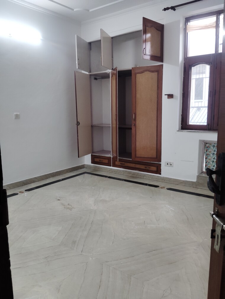 Room, sector 46 3 Bedroom 1550 Sq.Ft. Builder Floor In Sector 46 Noida 9406566