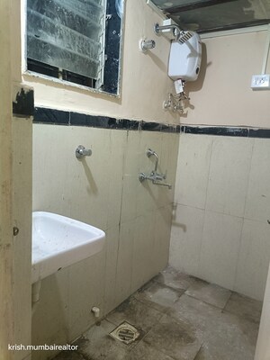 Bathroom in 1 BHK Apartment at Mahalaxmi – for Rent