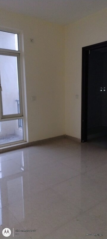 Room in 3 BHK Apartment at Omaxe Waterscapes, Gomti Nagar – for Rent