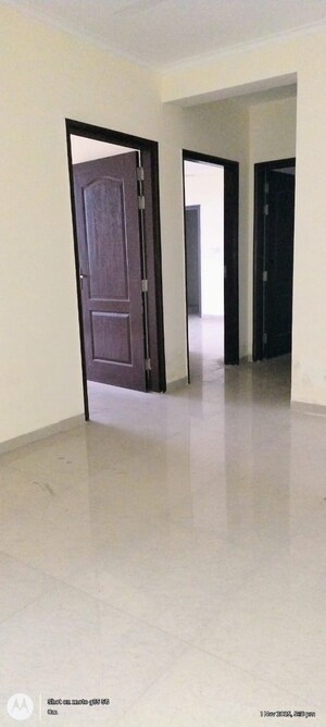 Room in 3 BHK Apartment at Omaxe Waterscapes, Gomti Nagar – for Rent