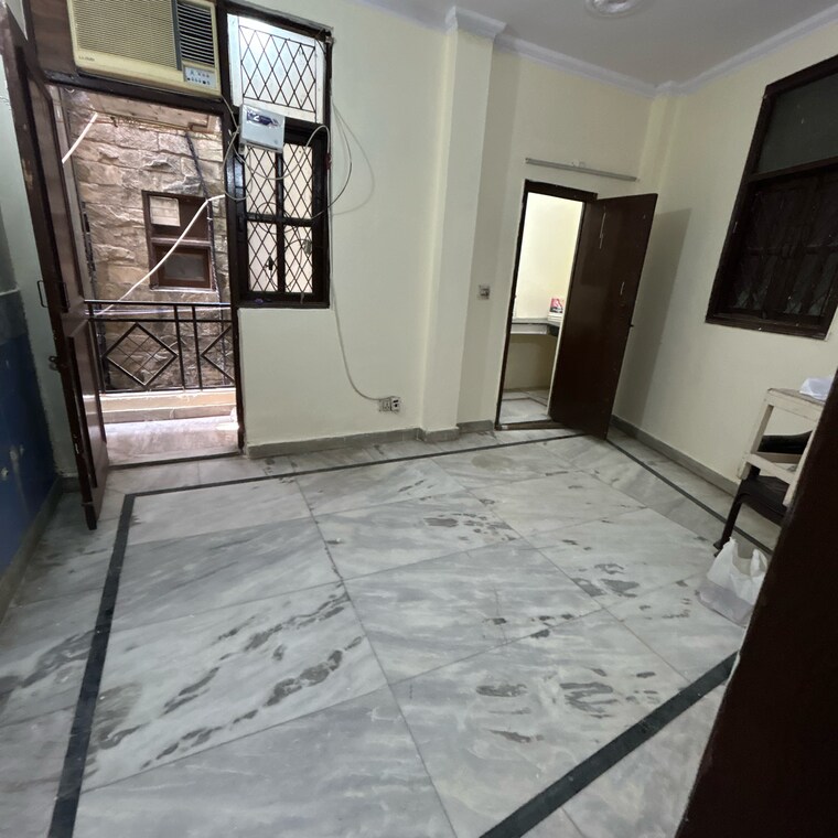  Parking, kotla mubarakpur 1 Bedroom 400 Sq.Ft. Builder Floor In Kotla Mubarakpur Delhi 9406695