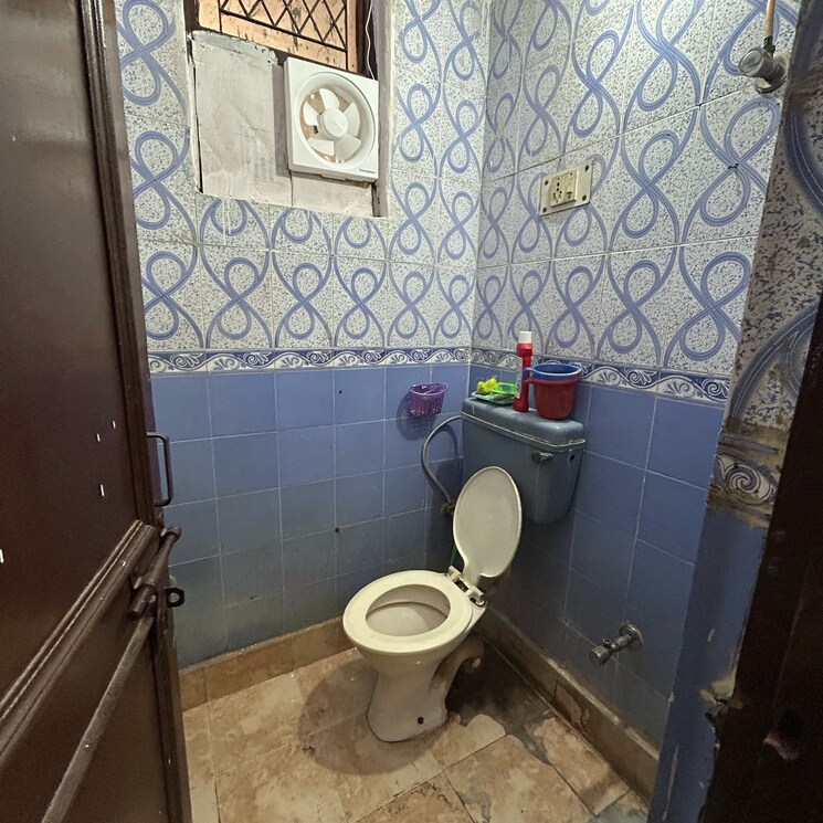 Bathroom, kotla mubarakpur 1 Bedroom 400 Sq.Ft. Builder Floor In Kotla Mubarakpur Delhi 9406695