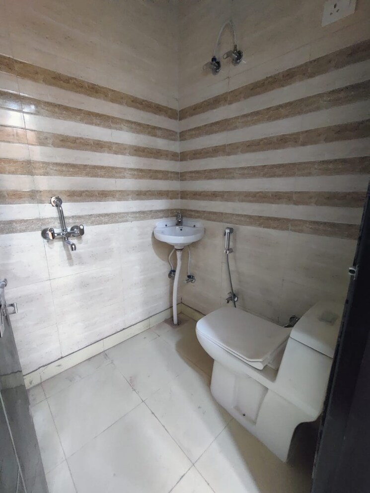 Bathroom, govindpuri 3 Bedroom 800 Sq.Ft. Builder Floor In Govindpuri Delhi 9406685