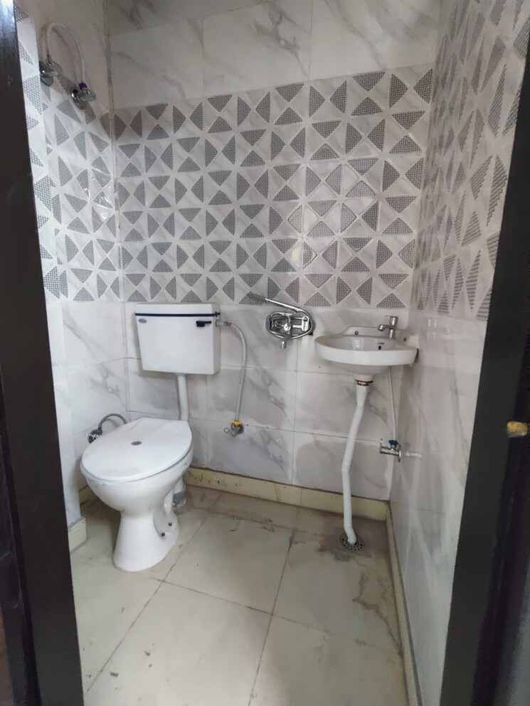 Bathroom, govindpuri 3 Bedroom 800 Sq.Ft. Builder Floor In Govindpuri Delhi 9406685