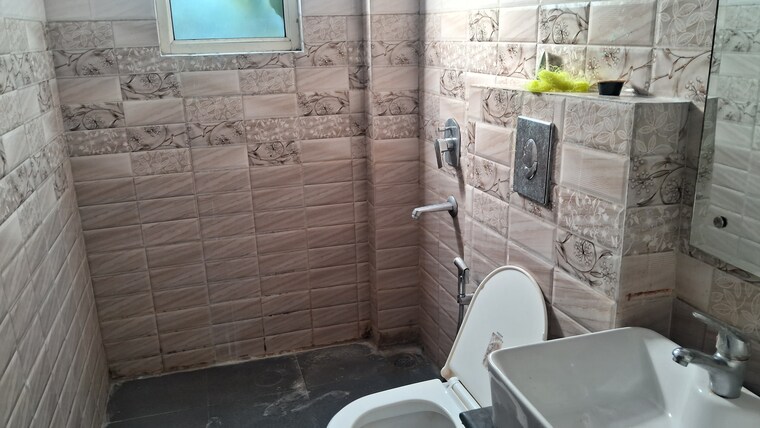 Bathroom, dlf-independent-floors 1.5 Bedroom 400 Sq.Ft. Builder Floor In Dlf City Phase 3 Gurgaon 9406760