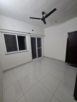 Room in 3 BHK Apartment at Puravankara Silversands, Mundhwa – for Rent