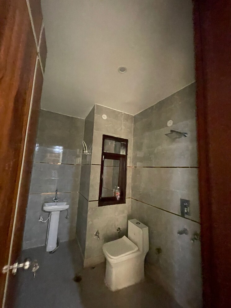 Bathroom, dwarka mor 2 Bedroom 650 Sq.Ft. Builder Floor In Dwarka Mor Delhi 9406907