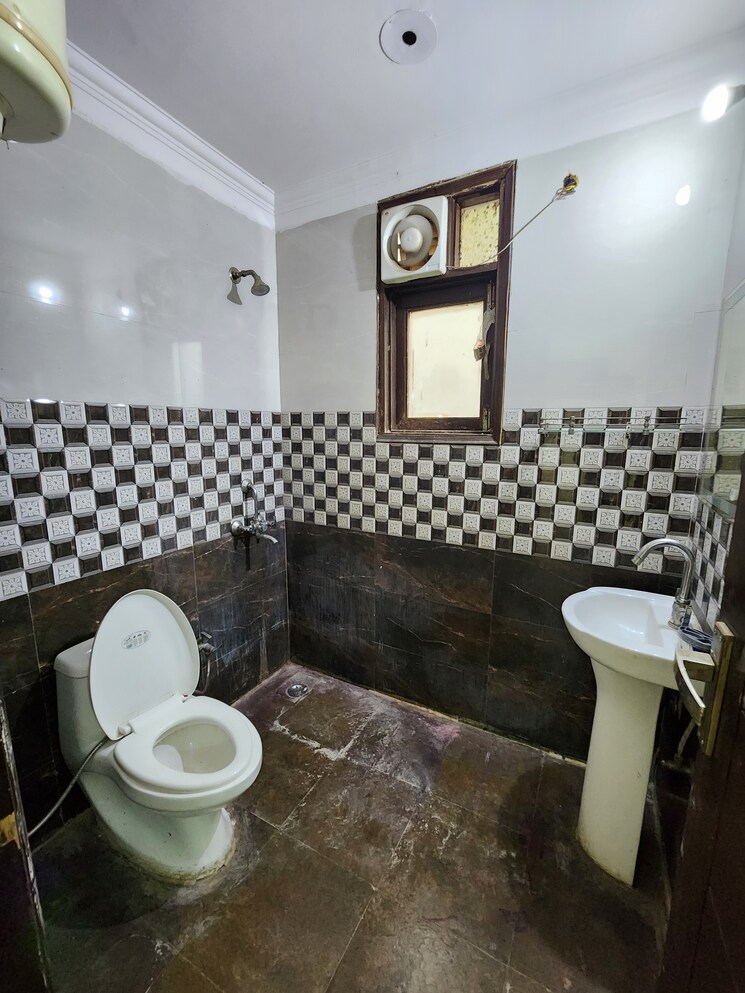 Attached Bathroom, chattarpur 3 Bedroom 1200 Sq.Ft. Builder Floor In Chattarpur Delhi 9406949