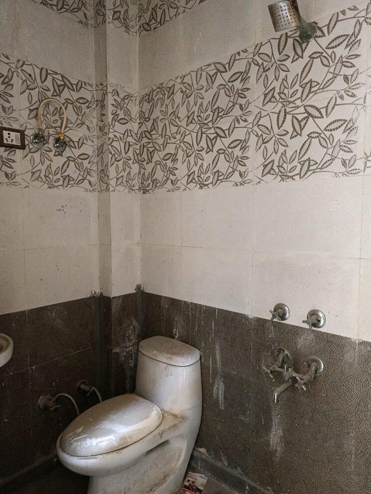 Bathroom, govindpuri 3 Bedroom 1000 Sq.Ft. Builder Floor In Govindpuri Delhi 9406953