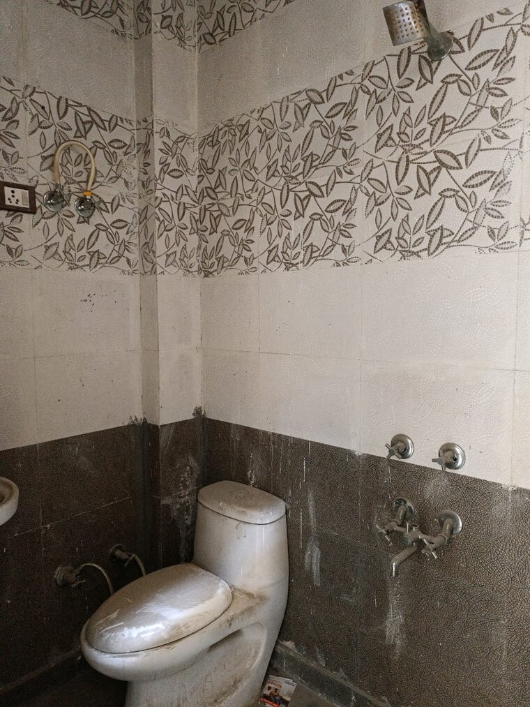 Bathroom, govindpuri 3 Bedroom 1000 Sq.Ft. Builder Floor In Govindpuri Delhi 9406953