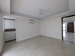 Room in 3 BHK Apartment at Smart World Orchard, Sector 61 – for Rent