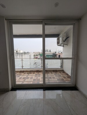 Room in 3 BHK Apartment at Smart World Orchard, Sector 61 – for Sale