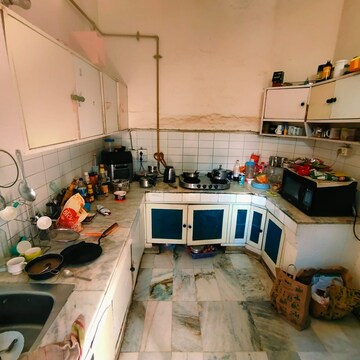 Kitchen in 2.5 BHK Apartment at Park View Apartments Noida, Sector 29 – for Sale