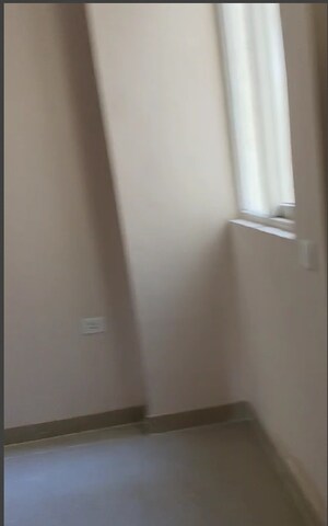 Room in 2 BHK Apartment at Amrapali Golf Homes, Sector 4 Greater Noida – for Rent