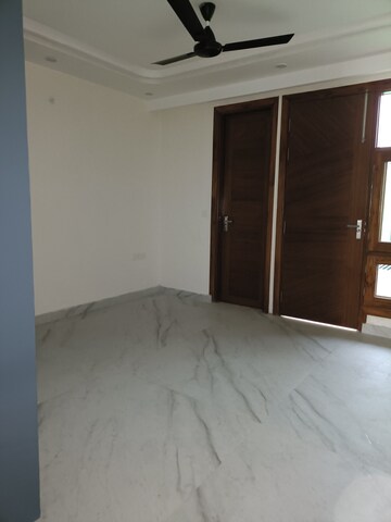 Room in 3 BHK Builder Floor at The Images Floors, Sector 51 – for Sale