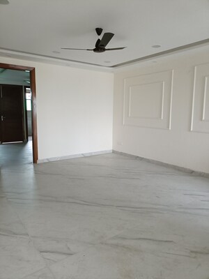Room in 3 BHK Builder Floor at The Images Floors, Sector 51 – for Sale