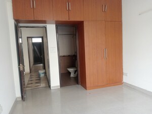 Room in 3 BHK Apartment at Parsvnath Green Ville, Sector 48 – for Rent