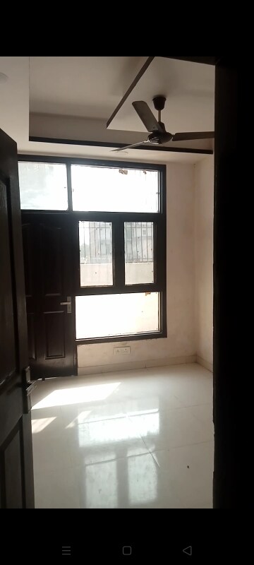 Room in 2 BHK Builder Floor at Sapphire Tower, Sector 104 – for Rent