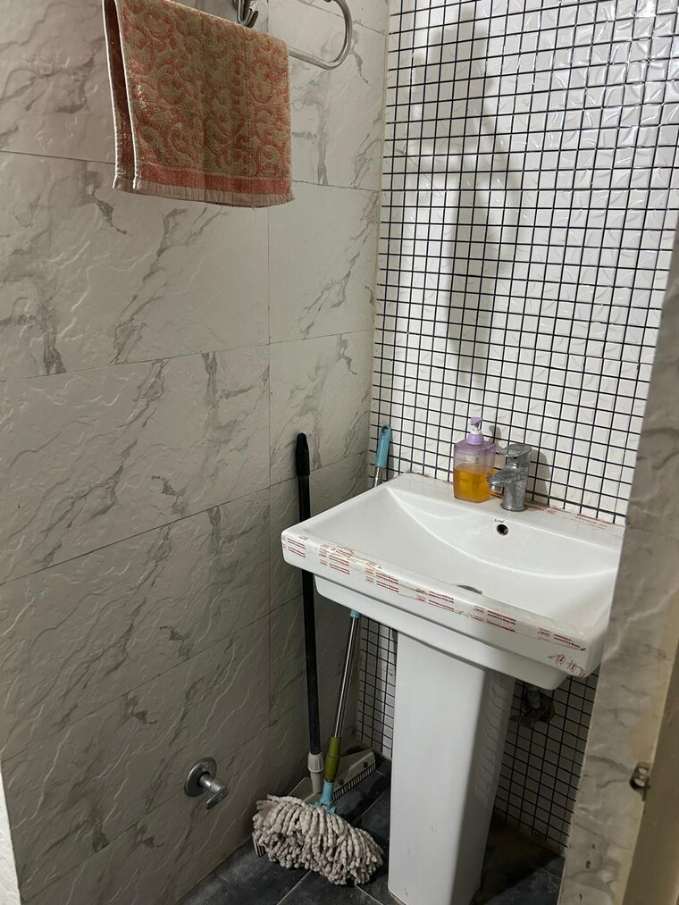 Bathroom, gomti-homes 3 Bedroom 1350 Sq.Ft. Apartment In Nabha Zirakpur 9407156