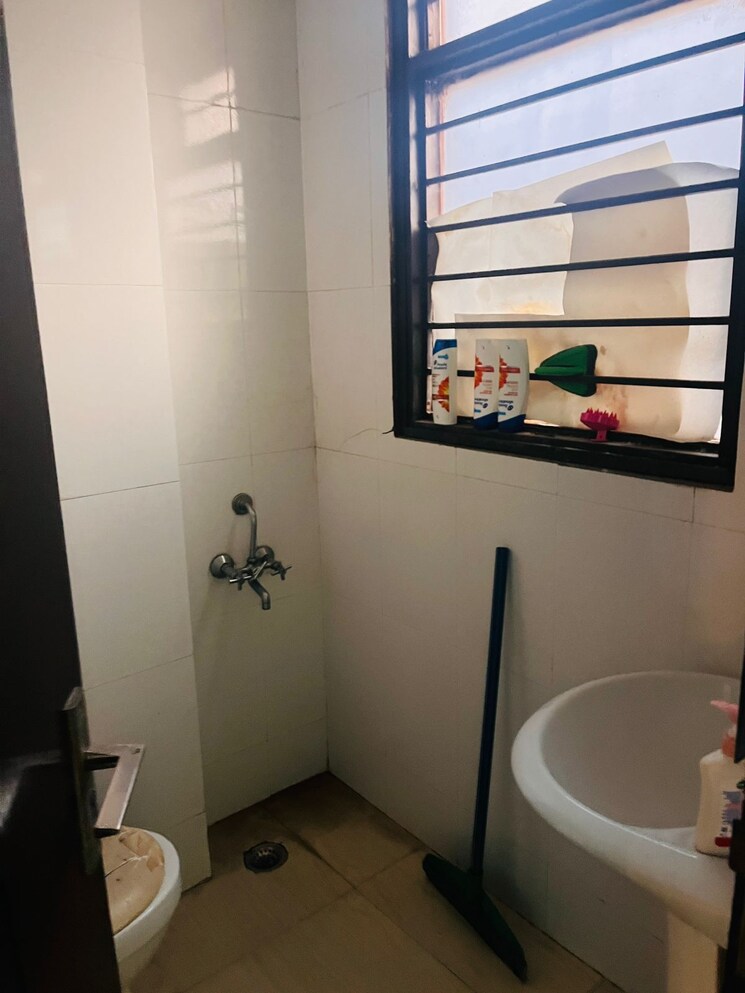 Attached Bathroom, anupam garden 3 Bedroom 200 Sq.Yd. Apartment In Anupam Garden Delhi 9407224