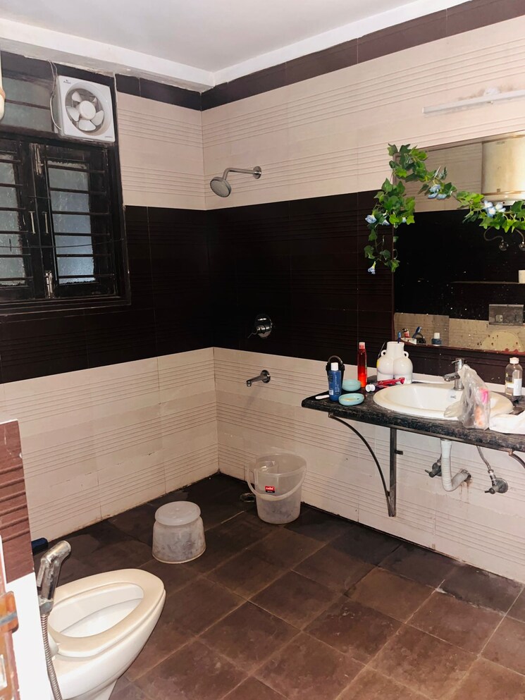 Attached Bathroom, anupam garden 3 Bedroom 200 Sq.Yd. Apartment In Anupam Garden Delhi 9407224