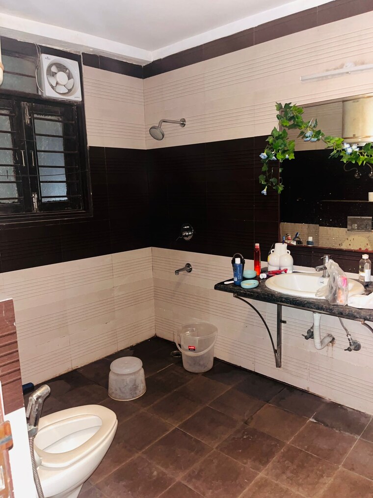 Attached Bathroom, anupam garden 3 Bedroom 200 Sq.Yd. Apartment In Anupam Garden Delhi 9407224
