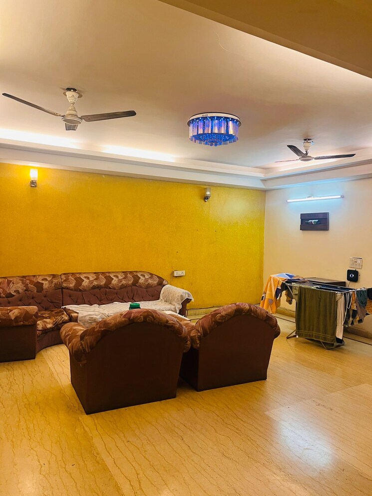 Living Room, anupam garden 3 Bedroom 200 Sq.Yd. Apartment In Anupam Garden Delhi 9407224