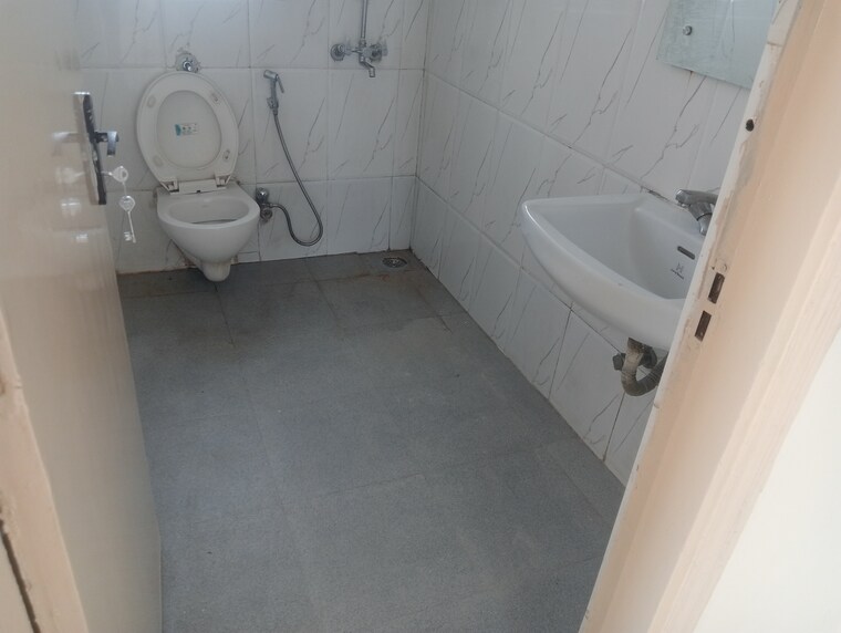 Bathroom, dlf-regency-park-i 2 Bedroom 1150 Sq.Ft. Apartment In Dlf Phase iv Gurgaon 9407251