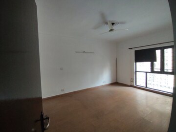 Room in 3 BHK Apartment at Parsvnath Prestige, Sector 93a – for Rent