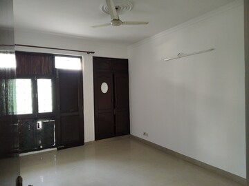 Room in 3 BHK Apartment at Parsvnath Prestige, Sector 93a – for Rent