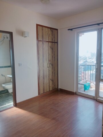 Room in 2 BHK Apartment at DLF Regency Park I, Dlf Phase iv – for Rent