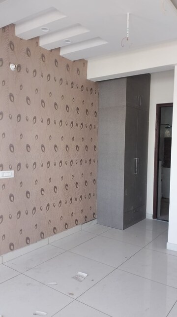 Room in 3 BHK Apartment at Sunshine Enclave, Vip Road – for Rent