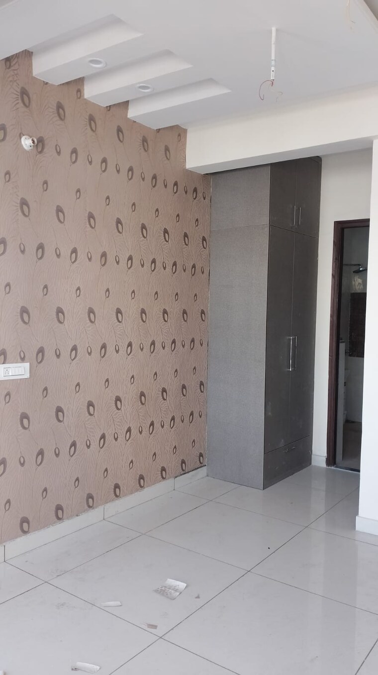 Room, sunshine-enclave 3 Bedroom 1300 Sq.Ft. Apartment In Vip Road Zirakpur 9407335