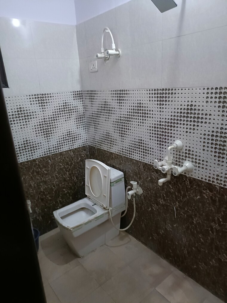 Bathroom, shyam park extension 1 Bedroom 545 Sq.Ft. Builder Floor In Shyam Park Extension Ghaziabad 9408055